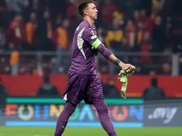 Muslera’dan Şok Tepki! Taraftar Islıklarken Uruguaylı Yıldız Soyunma Odasına Çekildi